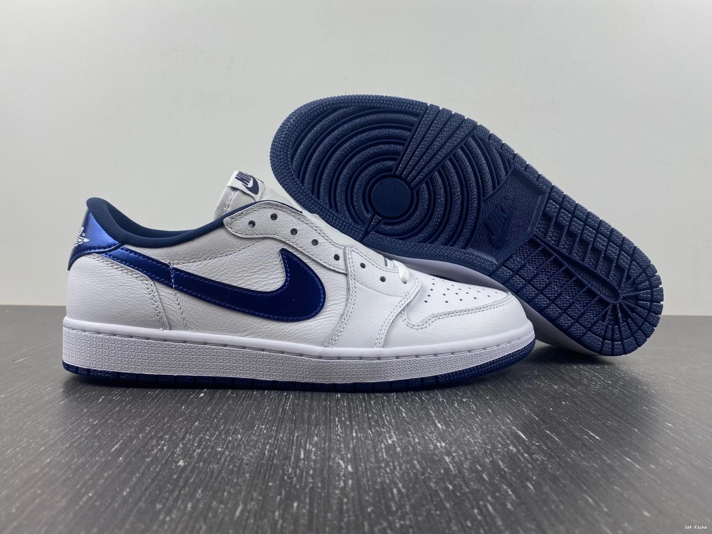 - Retro 1 Low Blue Metallic Jordan 705329-106 0208